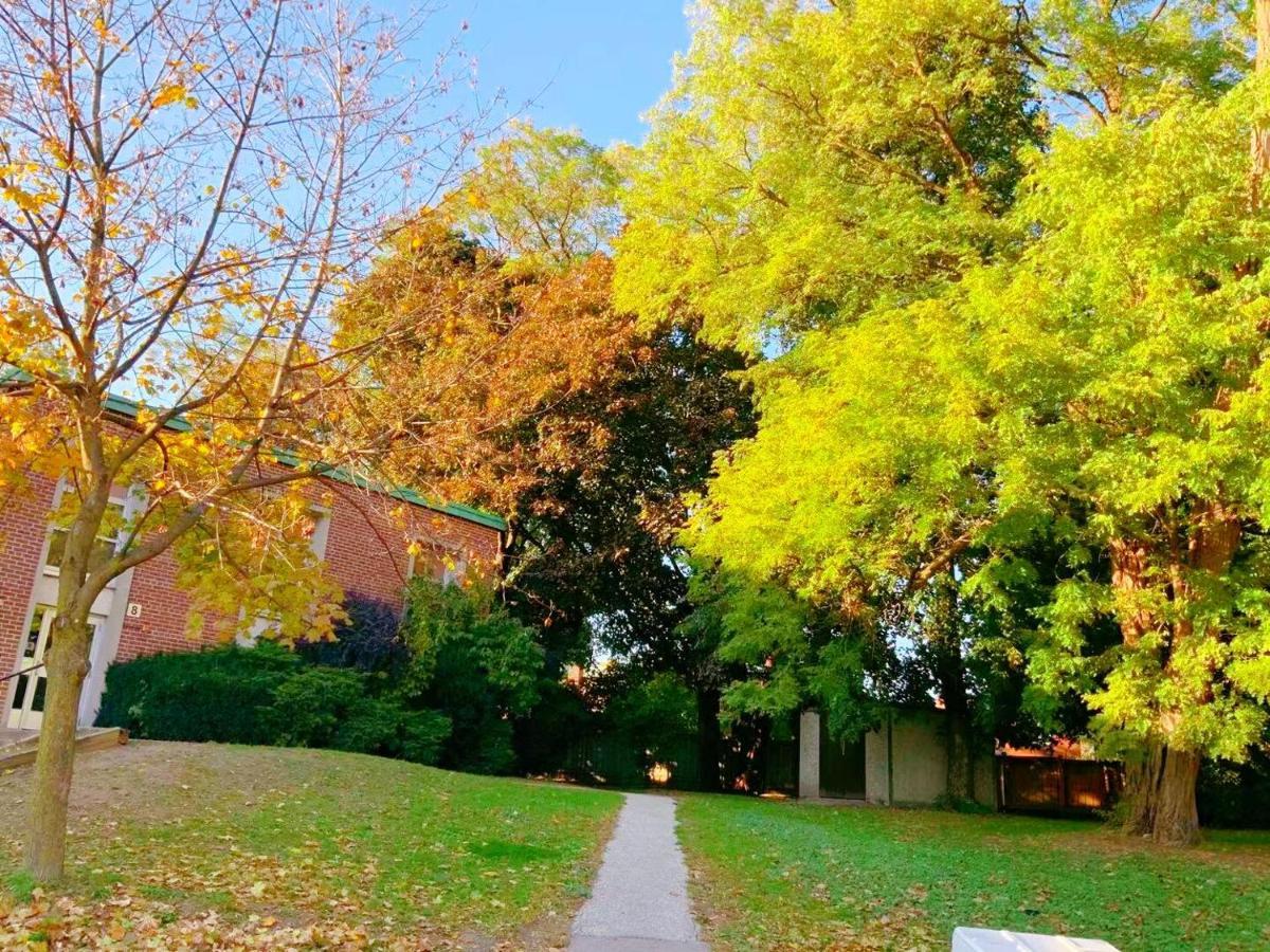 The Leaside Garden Guesthouse Toronto Exterior photo